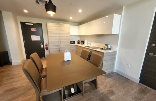 Hollywood Condo | Beach Luxury Condo w/Balcony and Rooftop Pool-CS27