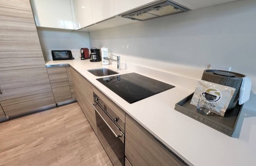 Hollywood Condo | Beach Luxury Condo w/Balcony and Rooftop Pool-CS27