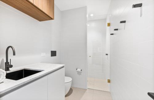 Ocean Grove Apartment | Beach Luxury On The Park - Brand New 2 bedroom 3 Bathroom Carport Shops 100m Beach 500m Aircon Heating Gas fireplace WIFI