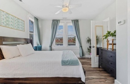 Norfolk Condo | Beach Oasis in Willoughby with Cheseapeake Bay Views and Private Beach Access