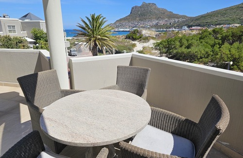 Hout Bay House | Beach Place Hout Bay , modern Townhouse alongside the beach, sleeps 6