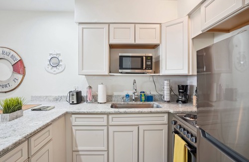 Gulfport Condo | Beach Quarters 3BR ~Close to Beach