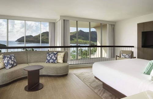 Lihue Resort | Beach Resort with Outdoor Pool & Dining by the Ocean | Oceanfront 1BR Suite