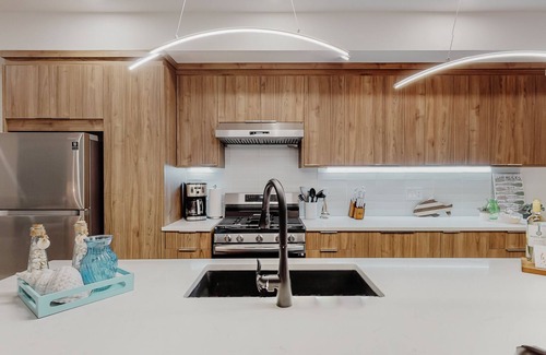 Okanagan-Similkameen House | Beach Retreat at Aisha's Jewel. Luxury town house just minutes from the lake