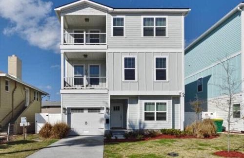 Jacksonville Beach House | Beach Retreat Complex w Pool - Sleeps 25