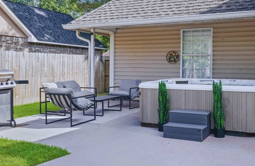 Ocean Springs House | Beach Retreat w/Pool, Hottub & Outdoor Theatre