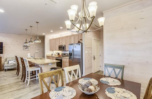 Orange Beach House | Beach Side, Pool | BIG Dogs | Free Parking | Beach Getaways