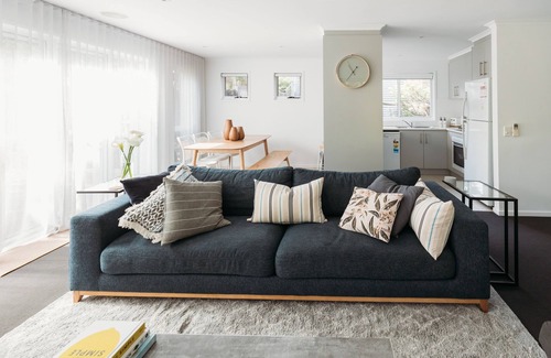 Sandy Point House | Beach Side Retreat; WiFi, Linen, Pet Friendly and minutes' walk to the beach