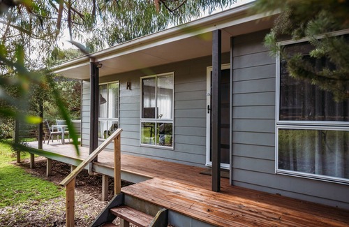 Sandy Point House | Beach Side Retreat; WiFi, Linen, Pet Friendly and minutes' walk to the beach