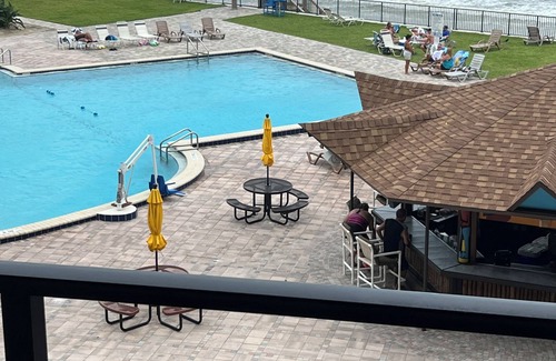 Bridgeport Heights Condo | Beach Side 1-bdrm, AC, Wifi, kitchenette, balcony, direct ocean view.