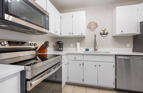 Saint Simons Heights Condo | Beach Square – optional BIKES – Walk 2 Redfern Village, shops, and restaurants!.