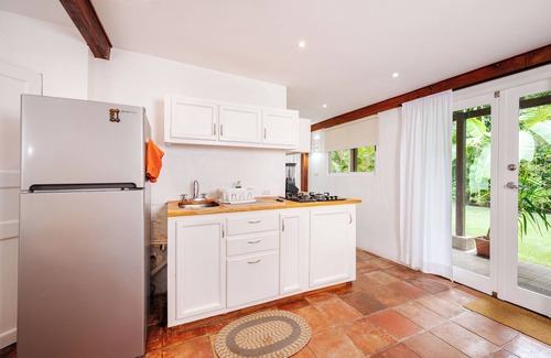 Palm Beach Estates Apartment | Beach Studio Private yard 3 minutes walk to beach Bicycle Boogie + Surfboard