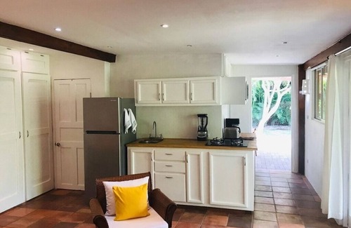 Palm Beach Estates Apartment | Beach Studio Private yard 3 minutes walk to beach Bicycle Boogie + Surfboard
