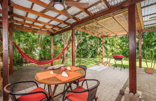 Palm Beach Estates Apartment | Beach Studio Private yard 3 minutes walk to beach Bicycle Boogie + Surfboard