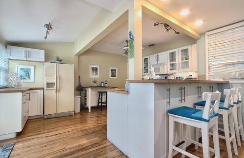 St. Pete Beach House | BEACH! Sunny Escape! Steps 2 Famous Beach w/2 Bikes