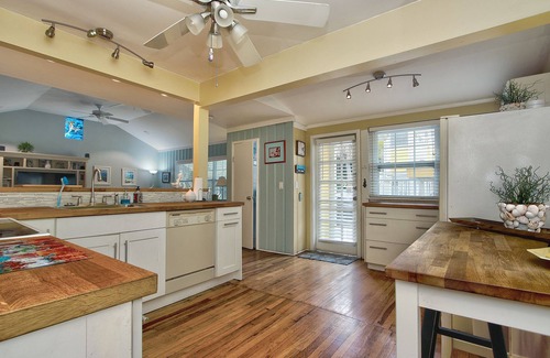 St. Pete Beach House | BEACH! Sunny Escape! Steps 2 Famous Beach w/2 Bikes