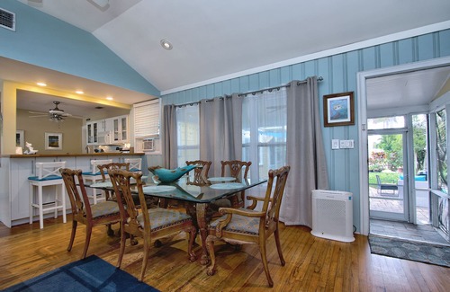 St. Pete Beach House | BEACH! Sunny Escape! Steps 2 Famous Beach w/2 Bikes