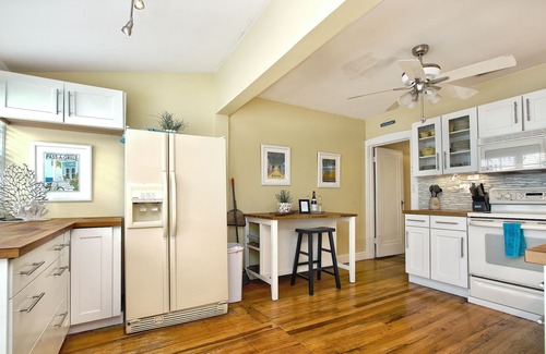 St. Pete Beach House | BEACH! Sunny Escape! Steps 2 Famous Beach w/2 Bikes