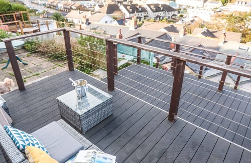 Portreath Cottage | Beach & Surfing Heaven! 100m to sea & shops with parking, log burner & sea views
