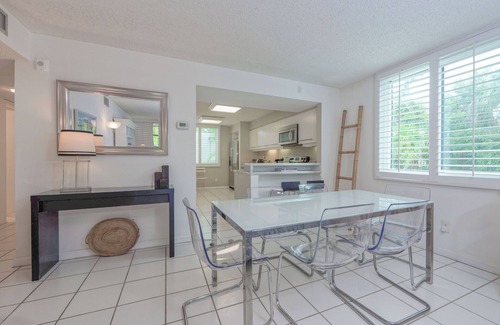 Longboat Key Condo | Beach to Bay Beauty- available for season 2026-Pet friendly!