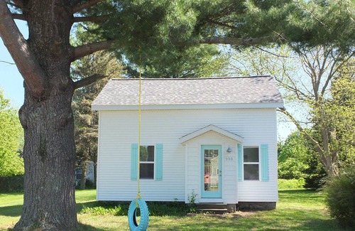 Frankfort Cottage | Beach Town Escape - COMPLETELY RENOVATED AND GORGEOUS! WALK TO LAKE AND BEACH!