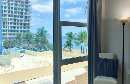 Galt Mile Apartment | Beach vacation with pool