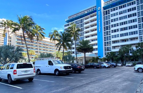 Galt Mile Apartment | Beach vacation with pool