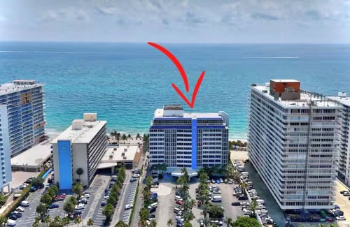 Galt Mile Apartment | Beach vacation with pool