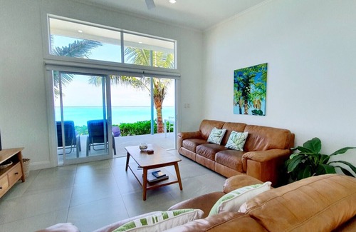Takuvaine Tapere Villa | Beach Vibe - Beachfront Luxury Villa