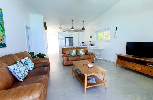 Takuvaine Tapere Villa | Beach Vibe - Beachfront Luxury Villa