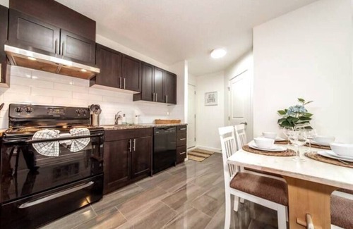 Jasper Place House | Beach Vibes - KING Bed - Fireplace - Garage - WiFin