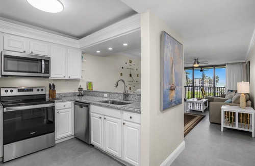 Sanibel Apartment | Beach View + 1-2 Min walk to Beach + Huge TVs & Fully Remodeled