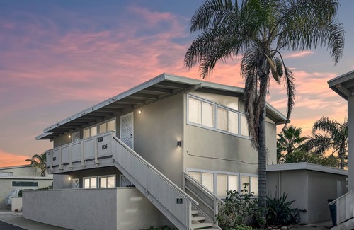 Pierpont Bay Apartment | Beach View Cozy Loft 42 Steps to the beach + AC