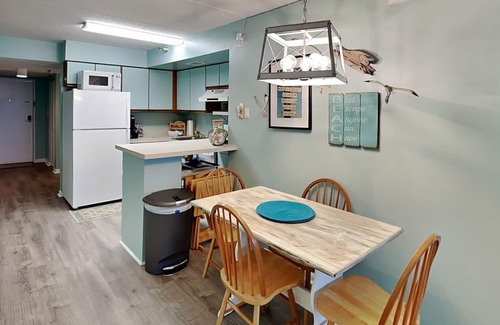 Jacksonville Beach Condo | Beach View | Easy Access to the Sand + Community Pool!