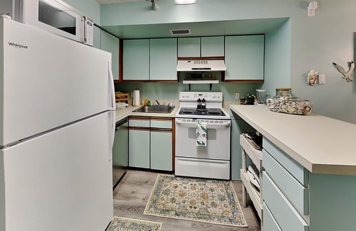 Jacksonville Beach Condo | Beach View | Easy Access to the Sand + Community Pool!