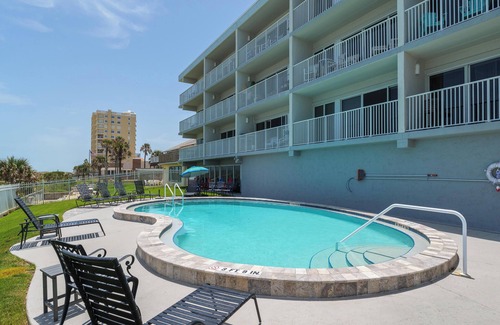 Jacksonville Beach Condo | Beach View | Easy Access to the Sand + Community Pool!