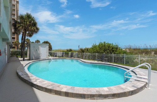 Jacksonville Beach Condo | Beach View | Easy Access to the Sand + Community Pool!