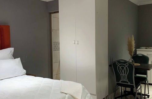 Motherwell Bed & Breakfast | Beach view, en-suite bedroom