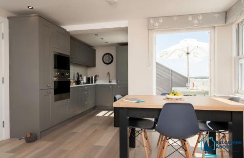 Salcombe Apartment | Beach View - Stylish Stay, Estuary Views & Luxury Spa Access