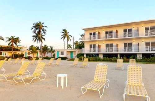 Islamorada Apartment | Beach View Unit in Islamorada! Pets Allowed, Parking, Pool!