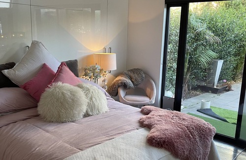 Port Melbourne Apartment | Beach views on beach street
