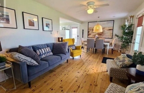 Cap-Pele House | Beach Wood Chalet in Cap-Pelé, NBn