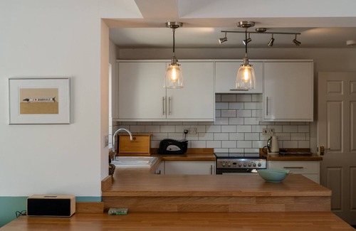 Croyde Cottage | BeachBreak, Sleeps 9, Pets, Hot Tub