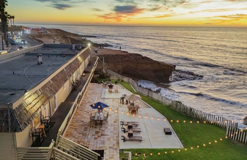 Sunset Cliffs House | Beachcliff 6 by AvantStay | Minutes to Ocean Beach