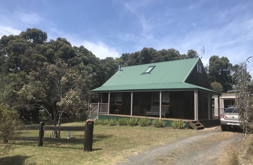 Marengo House | Beachcombers Coastal Retreat in bush setting close to Apollo Bay.