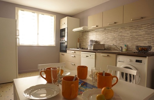 Saint-Georges-de-Didonne Apartment | Beaches & market <900m - Quiet, fresh and spacious garden-level flat for 4/6pax