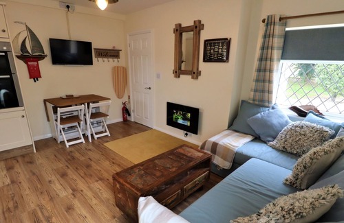 Apse Heath Cottage | Beaches and Cream Cottage - a bungalow that sleeps 2 guests in 1 bedroom