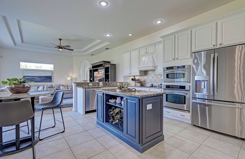 Venice House | Beaches, Pool & Hot tub, Wifi, 24hr Fitness, Pickle ball, KING BED, Luxury Home!