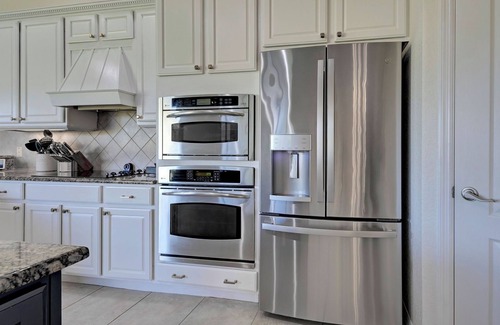 Venice House | Beaches, Pool & Hot tub, Wifi, 24hr Fitness, Pickle ball, KING BED, Luxury Home!