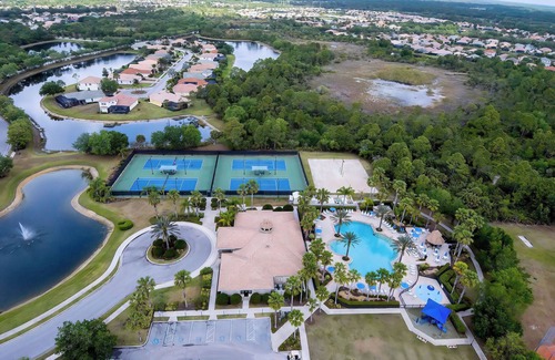 Venice House | Beaches, Pool & Hot tub, Wifi, 24hr Fitness, Pickle ball, KING BED, Luxury Home!
